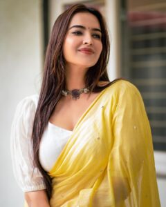 Pujita Ponnada Instagram - Put the past behind you, your present moment is all that matters 💛✨

Have an amazing day y’all 🫶🏻

Beautifully captured by @_virphotography 

#pujitaponnada