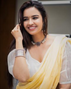 Pujita Ponnada Instagram - Put the past behind you, your present moment is all that matters 💛✨

Have an amazing day y’all 🫶🏻

Beautifully captured by @_virphotography 

#pujitaponnada