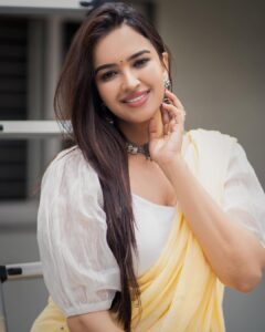 Pujita Ponnada Instagram - Put the past behind you, your present moment is all that matters 💛✨

Have an amazing day y’all 🫶🏻

Beautifully captured by @_virphotography 

#pujitaponnada