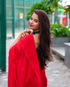 Pujita Ponnada Instagram - Making you fall in love all over again ❤️ 📸 @portsbyady #pujitaponnada #sareelove