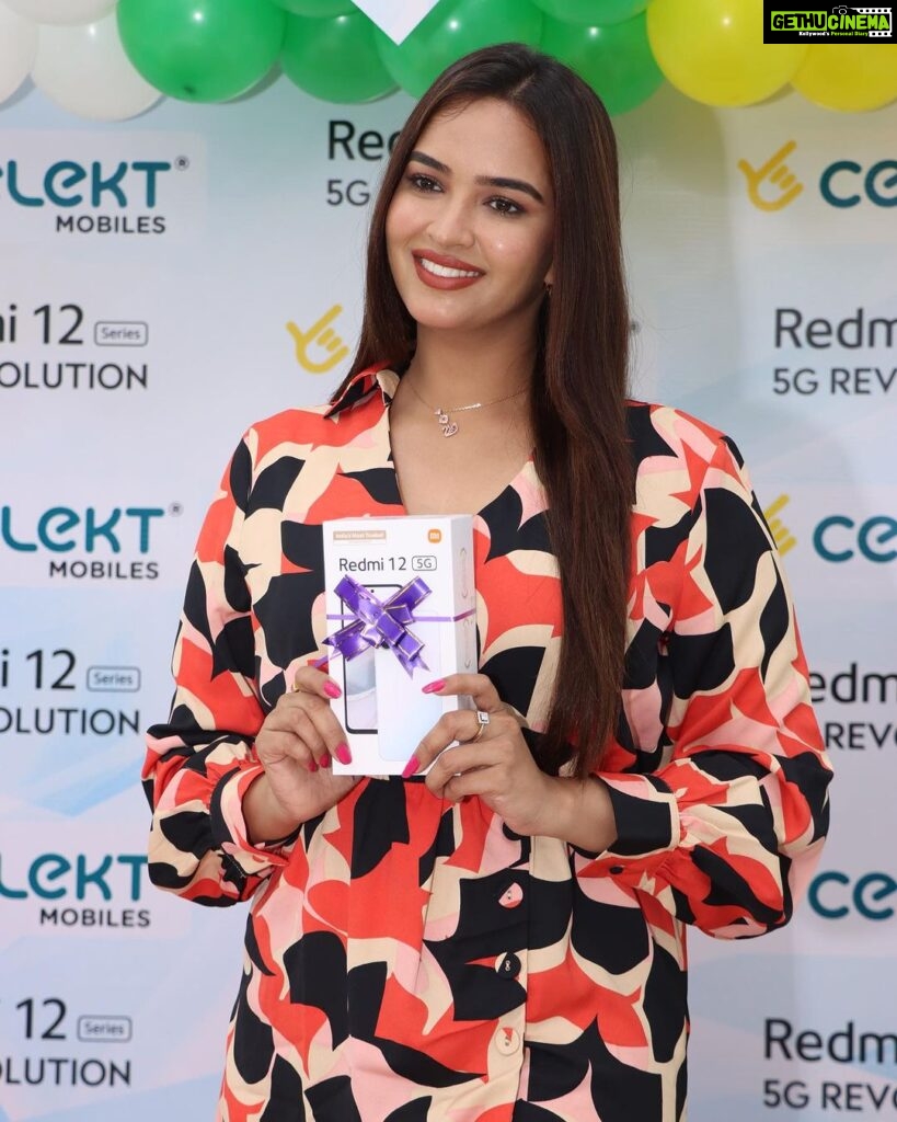 Pujita Ponnada Instagram - Very happy to launch the new @redmiindia series 12 mobile phone in the @celektindia Madhapur store today, Congratulations @celektindia✨ Organised by @shreyasgroup #pujitaponnada #celekt #celektmobiles #redmi12series
