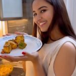 Pujita Ponnada Instagram - Let’s make paneer tikka today! 😋🫶🏻 Cooking never interested me before, but it has slowly become my fav stress buster 💃🏻 Shoutout to my friend @portsbyady for the lovely recipe and helping me shoot. This was such a fun idea ✌🏻 Also, it was a struggle to fit 17mins of footage into 90s but i did my best 😅 attaching the recipe in my stories for those interested. #pujitaponnada #cookwithpu