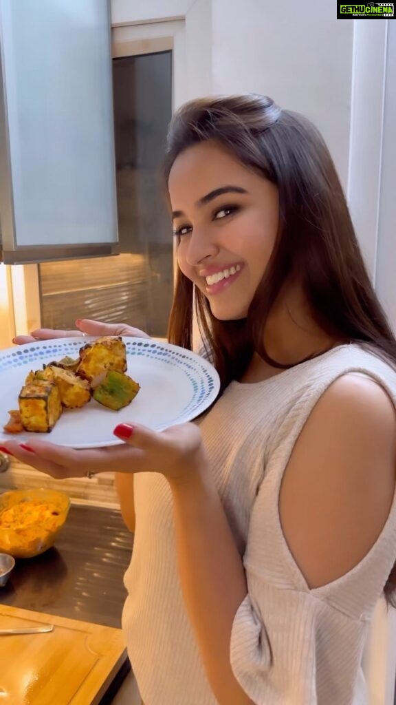 Pujita Ponnada Instagram - Let’s make paneer tikka today! 😋🫶🏻 Cooking never interested me before, but it has slowly become my fav stress buster 💃🏻 Shoutout to my friend @portsbyady for the lovely recipe and helping me shoot. This was such a fun idea ✌🏻 Also, it was a struggle to fit 17mins of footage into 90s but i did my best 😅 attaching the recipe in my stories for those interested. #pujitaponnada #cookwithpu