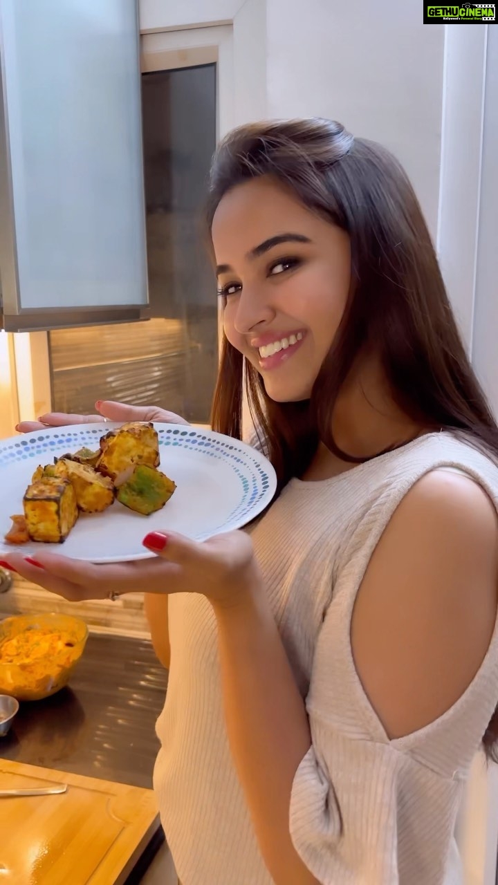Pujita Ponnada Instagram - Letβs make paneer tikka today! ππ«Άπ» Cooking never interested me before, but it has slowly become my fav stress buster ππ» Shoutout to my friend @portsbyady for the lovely recipe and helping me shoot. This was such a fun idea βπ» Also, it was a struggle to fit 17mins of footage into 90s but i did my best π
attaching the recipe in my stories for those interested. #pujitaponnada #cookwithpu