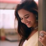 Pujita Ponnada Instagram - Chulbul si bulbul 🌞💛 Shot & edited by @_virphotography #pujitaponnada #reelsindia #happymonday #sareelove