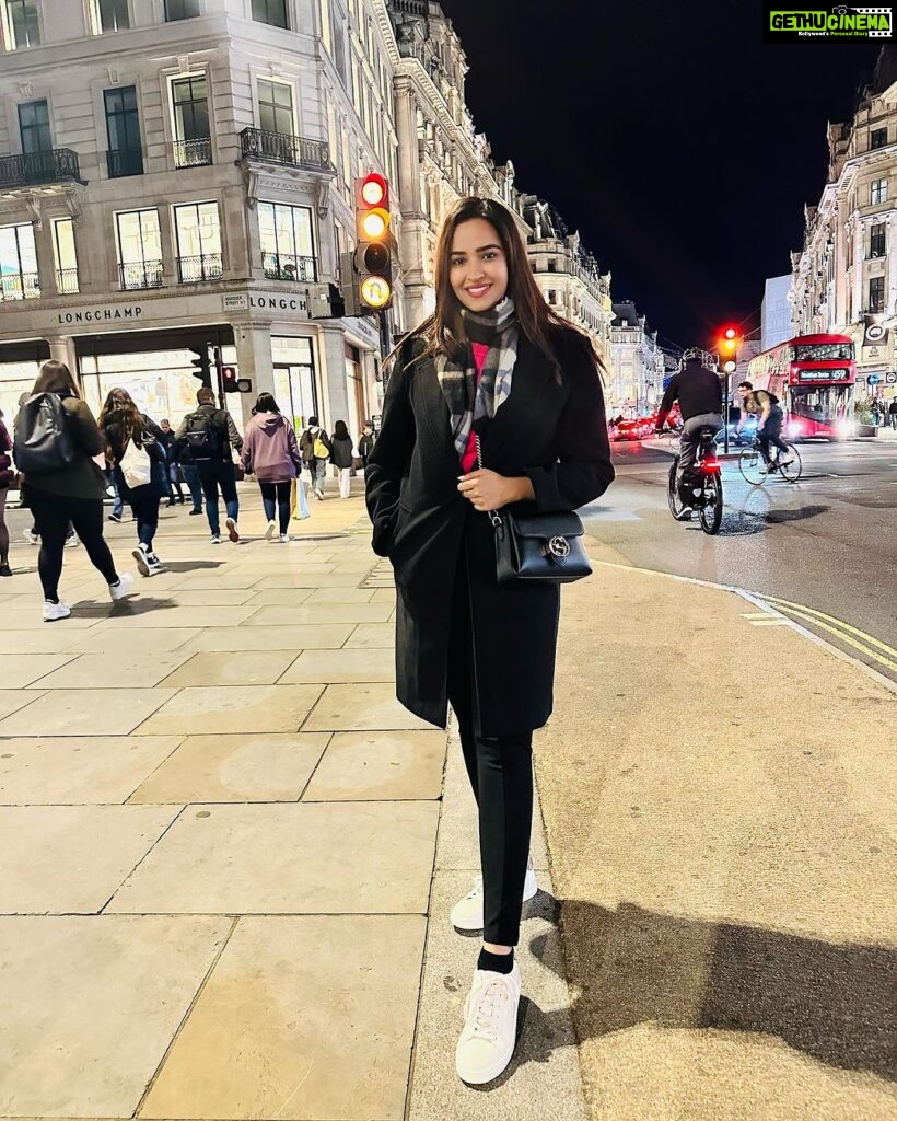 Pujita Ponnada Instagram - It’s getting cold in here ❄️🥶 #pujitaponnada #ukdiaries #london #travel Oxford Circus, Central London