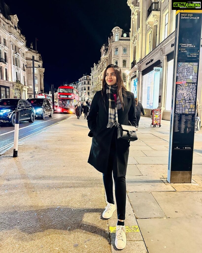 Pujita Ponnada Instagram - It’s getting cold in here ❄🥶 #pujitaponnada #ukdiaries #london #travel Oxford Circus, Central London