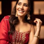 Raashi Khanna Instagram - कल रात दही हांडी महोत्सव के लिए पुणे में..! ♥️ Outfit: @punitbalanaofficial Jewellery: @goldenwindow @ishhaara @ascend.rohank Juttis- @needledust Styled by: @sukritigrover Styling Team: @vanigupta.23 @jivikasetpal @ekkta_shah @dhristiiii Makeup @makeupbyshefali.s Hair @zoequiny.hair 📸- @shashankhadgal.photography