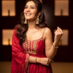 Raashi Khanna Instagram - कल रात दही हांडी महोत्सव के लिए पुणे में..! ♥️ Outfit: @punitbalanaofficial Jewellery: @goldenwindow @ishhaara @ascend.rohank Juttis- @needledust Styled by: @sukritigrover Styling Team: @vanigupta.23 @jivikasetpal @ekkta_shah @dhristiiii Makeup @makeupbyshefali.s Hair @zoequiny.hair 📸- @shashankhadgal.photography