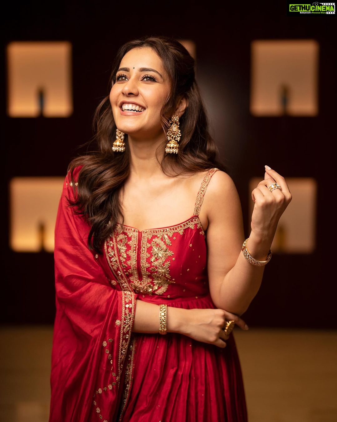 Raashi Khanna Instagram - कल रात दही हांडी महोत्सव के लिए पुणे में..! ♥️ Outfit: @punitbalanaofficial Jewellery: @goldenwindow @ishhaara @ascend.rohank Juttis- @needledust Styled by: @sukritigrover Styling Team: @vanigupta.23 @jivikasetpal @ekkta_shah @dhristiiii Makeup @makeupbyshefali.s Hair @zoequiny.hair 📸- @shashankhadgal.photography