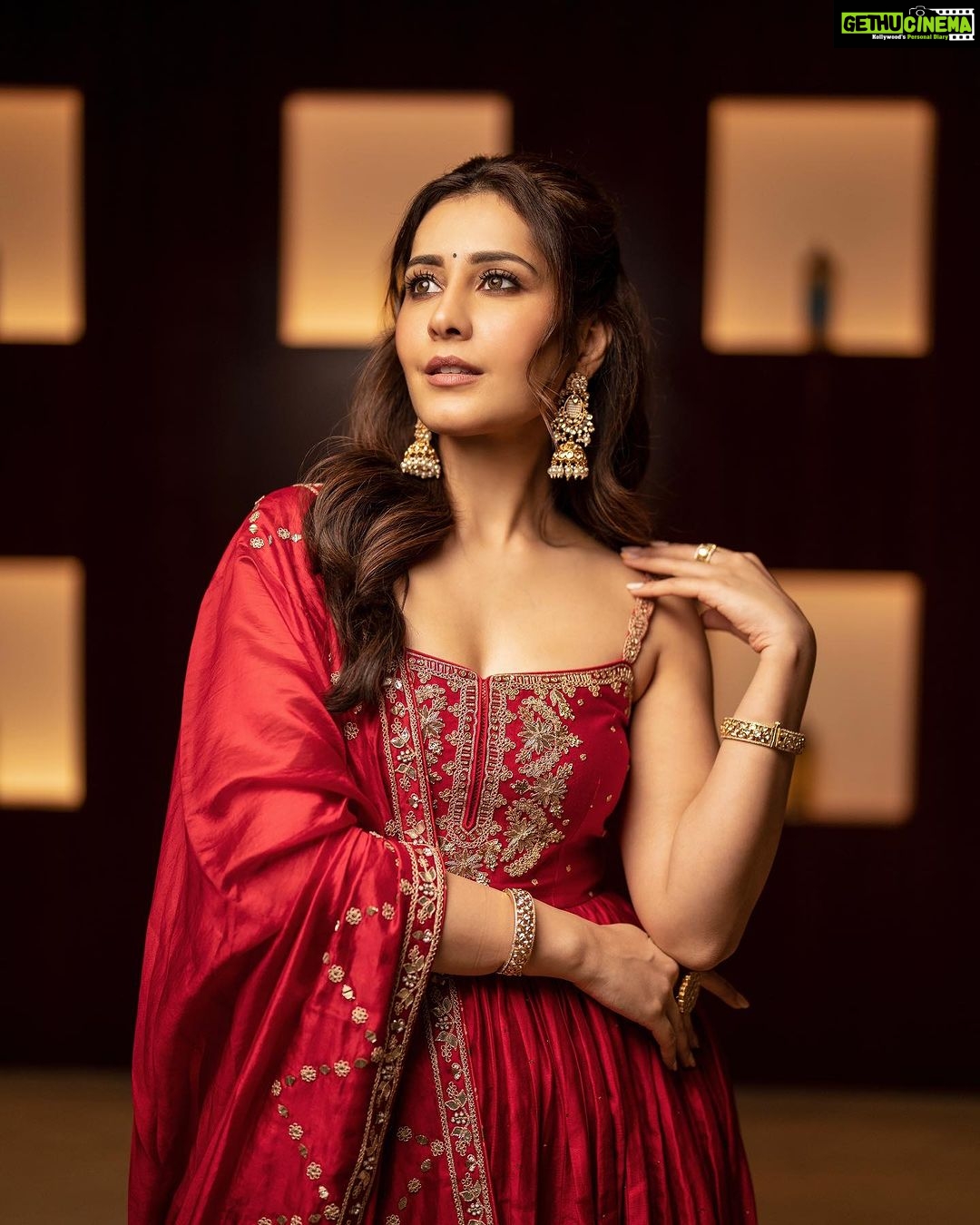 Raashi Khanna Instagram - कल रात दही हांडी महोत्सव के लिए पुणे में..! ♥️ Outfit: @punitbalanaofficial Jewellery: @goldenwindow @ishhaara @ascend.rohank Juttis- @needledust Styled by: @sukritigrover Styling Team: @vanigupta.23 @jivikasetpal @ekkta_shah @dhristiiii Makeup @makeupbyshefali.s Hair @zoequiny.hair 📸- @shashankhadgal.photography