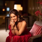 Raashi Khanna Instagram - कल रात दही हांडी महोत्सव के लिए पुणे में..! ♥️ Outfit: @punitbalanaofficial Jewellery: @goldenwindow @ishhaara @ascend.rohank Juttis- @needledust Styled by: @sukritigrover Styling Team: @vanigupta.23 @jivikasetpal @ekkta_shah @dhristiiii Makeup @makeupbyshefali.s Hair @zoequiny.hair 📸- @shashankhadgal.photography