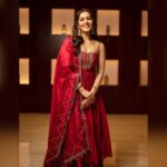 Raashi Khanna Instagram - कल रात दही हांडी महोत्सव के लिए पुणे में..! ♥️ Outfit: @punitbalanaofficial Jewellery: @goldenwindow @ishhaara @ascend.rohank Juttis- @needledust Styled by: @sukritigrover Styling Team: @vanigupta.23 @jivikasetpal @ekkta_shah @dhristiiii Makeup @makeupbyshefali.s Hair @zoequiny.hair 📸- @shashankhadgal.photography