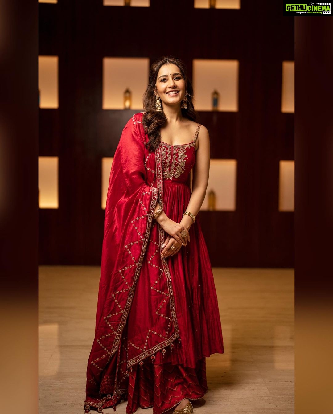 Raashi Khanna Instagram - कल रात दही हांडी महोत्सव के लिए पुणे में..! ♥️ Outfit: @punitbalanaofficial Jewellery: @goldenwindow @ishhaara @ascend.rohank Juttis- @needledust Styled by: @sukritigrover Styling Team: @vanigupta.23 @jivikasetpal @ekkta_shah @dhristiiii Makeup @makeupbyshefali.s Hair @zoequiny.hair 📸- @shashankhadgal.photography