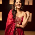 Raashi Khanna Instagram - कल रात दही हांडी महोत्सव के लिए पुणे में..! ♥️ Outfit: @punitbalanaofficial Jewellery: @goldenwindow @ishhaara @ascend.rohank Juttis- @needledust Styled by: @sukritigrover Styling Team: @vanigupta.23 @jivikasetpal @ekkta_shah @dhristiiii Makeup @makeupbyshefali.s Hair @zoequiny.hair 📸- @shashankhadgal.photography