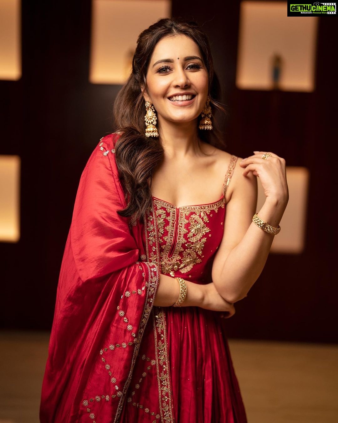 Raashi Khanna Instagram - कल रात दही हांडी महोत्सव के लिए पुणे में..! ♥️ Outfit: @punitbalanaofficial Jewellery: @goldenwindow @ishhaara @ascend.rohank Juttis- @needledust Styled by: @sukritigrover Styling Team: @vanigupta.23 @jivikasetpal @ekkta_shah @dhristiiii Makeup @makeupbyshefali.s Hair @zoequiny.hair 📸- @shashankhadgal.photography