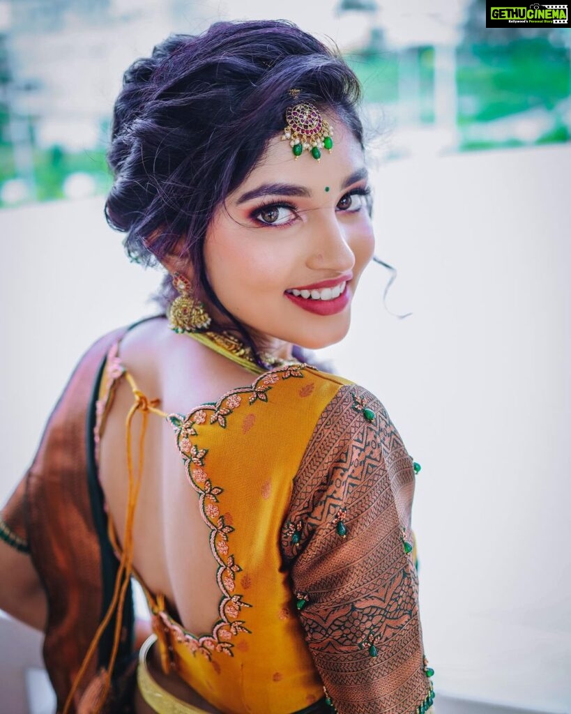 Rachana Inder Instagram - One with the team ❤️ Mua : @makeover_with_anu Jewels: @rental_jewelsby_sanu Outfit : @the_.elegant_lady_ Pc : @storiesbysunilacharya Hair : @styleyourhairbymeghana