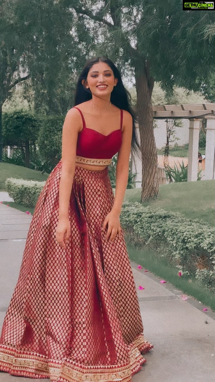Rachana Inder Instagram - When someone cracks a dark joke and you donβt know if you have to laugh or not, so turn laugh and get back to serious (hope that helps) ππ»π