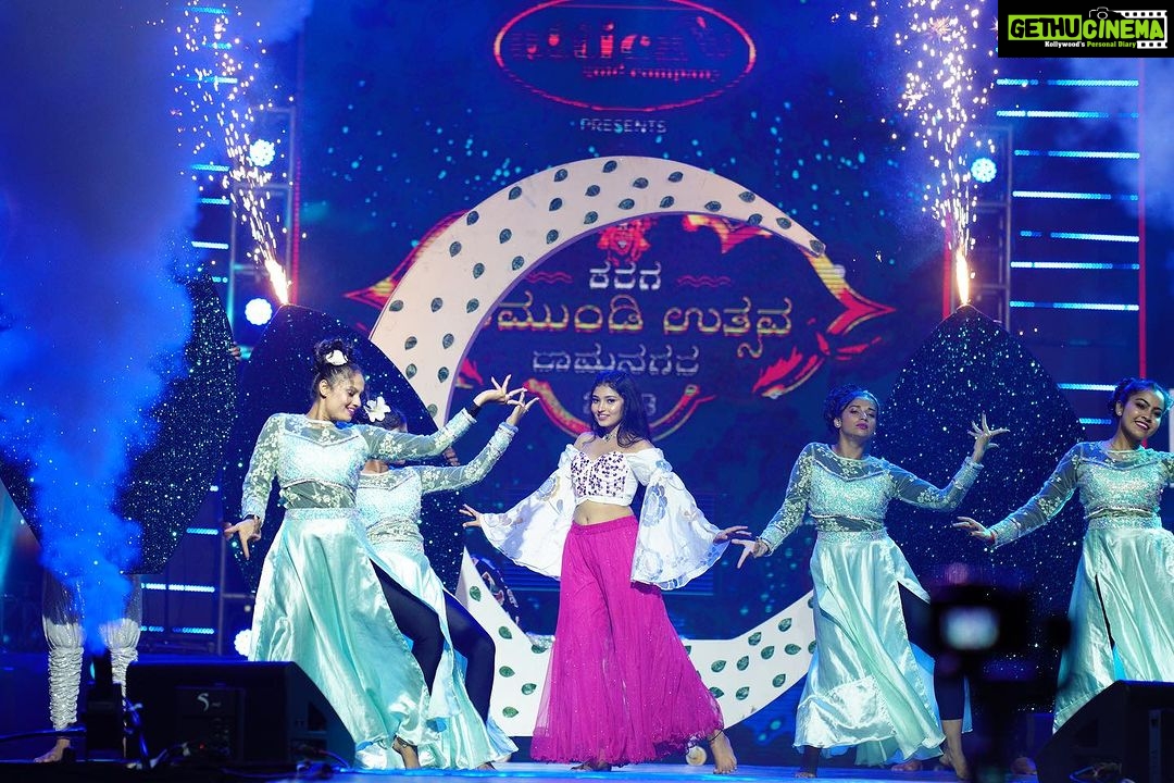 Rachana Inder Instagram - Ramanagara ♥️ First live performance and it was in front of almost 10k people, amazing! Pretty pretty outfit by @laxmikrishnaofficial 🤗 pc: @acchu_photography_official 📸🥳 #rachanainder