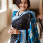 Rachana Narayanankutty Instagram - 💙🖤PC @nithinnarayanan_ saree @srikasthurihandlooms Coloring @athuloffi