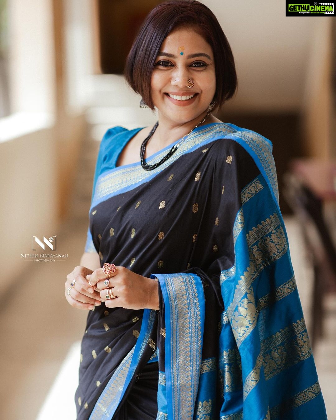 Rachana Narayanankutty Instagram - 💙🖤PC @nithinnarayanan_ saree @srikasthurihandlooms Coloring @athuloffi