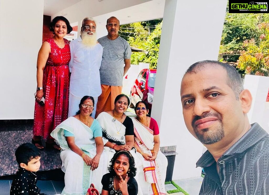 Rachana Narayanankutty Instagram - Family 🤍🌈🤍 Amma, Achan, Sidharthan uncle, Kanakalatha Aunty, Ettan, Ettathiamma, Vaava, Shanku 🥹🥹🥹🥹🥹 #family #familytime #rachananarayanankutty