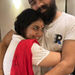 Rachana Narayanankutty Instagram - ഒരുപാട് അനിയത്തിമാർ (ശിഷ്യരായും അല്ലാതെയും) ഉളള എനിക്ക് വിരലിൽ എണ്ണാൻ പാകത്തിന് പോലും അനിയന്മാരുണ്ടായിട്ടില്ല. അങ്ങനെ എന്റെ അനിയത്തി ഭാഗി @bhagya_92 വഴി എനിക്ക് കിട്ടിയ അനിയനാണ് രാമു @ramu Raj. Veena Raj ആന്റിയുടേയും Raj Balram uncle ന്റേയും ഒരേയൊരു മകൻ . പരിചയപ്പെട്ടു അടുത്തറിഞ്ഞു വന്നപ്പോൾ എന്താ പറയാ ... എന്റെ ചെറുപ്പം ഞാൻ രാമുവിൽ കണ്ടു...രാമു എന്നിൽ കണ്ടു എന്നു പറയുന്നതാണ് കൂടുതൽ ശരി. ഇന്ന് രാമുവിന്റെ DOB ആണ് . പിറന്നാൾ കന്നി മാസത്തിലെ മൂലം നക്ഷത്രം....അപ്പൊ ഞങ്ങളീ മൂലം നക്ഷത്രക്കാരുടെ ഈ ചേർച്ച ഉണ്ടല്ലോ 😍😂😎 അതൊരു നിധി ആണ് ... സൂക്ഷിച്ചു വക്കാൻ പറ്റിയതും എന്നാൽ ആവശ്യത്തിന് മാത്രം പുറത്തെടുക്കാൻ പറ്റിയതും ! ഈ നിധി എന്നും കൂടെയുണ്ടാവണം എന്നാണു എന്റെ പ്രാർത്ഥന . നിങ്ങളും പ്രാർത്ഥിക്കണം എന്റെ ഈ അനിയന് വേണ്ടി... ആത്മാവിലേക്കിറങ്ങി ചെല്ലുന്ന ഈ അനിയന്റെ സംഗീതത്തിന് വേണ്ടി 🥰🙏 NB : @ramurajofficial I lubbbuuuu more! Now come on! Let’s start cracking those quips together and then have a productive fight as well😂😂😂😂