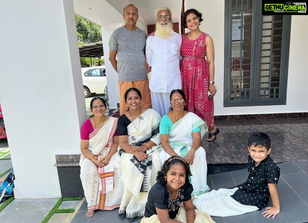 Rachana Narayanankutty Instagram - Family 🤍🌈🤍 Amma, Achan, Sidharthan uncle, Kanakalatha Aunty, Ettan, Ettathiamma, Vaava, Shanku 🥹🥹🥹🥹🥹 #family #familytime #rachananarayanankutty