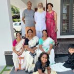 Rachana Narayanankutty Instagram – Family 🤍🌈🤍 
Amma, Achan, Sidharthan uncle, Kanakalatha Aunty, Ettan, Ettathiamma, Vaava, Shanku 🥹🥹🥹🥹🥹 #family #familytime #rachananarayanankutty