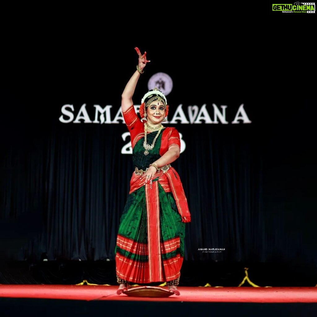 Rachana Narayanankutty Instagram - Kuchipudi Nattuvamela by @rachananarayanankutty ♥️💫 Location : Samabhavana Fest, RLV College of Fine Arts, Tripunithura Captured by : @aanand_narayan Retouch : @adarsh.k.s @indian_classical_dancers_2021 @bhavaragam @dancephotography____ @kerala_classical_dance @chilanga___lover #rachananarayanankutty #kuchipudi #classicaldance #dancersoninstagram #dancelover #dancephotography #indianart #artistsoninstagram #dancer #actress #mollywood #malayali RLV College of Music and Fine Arts