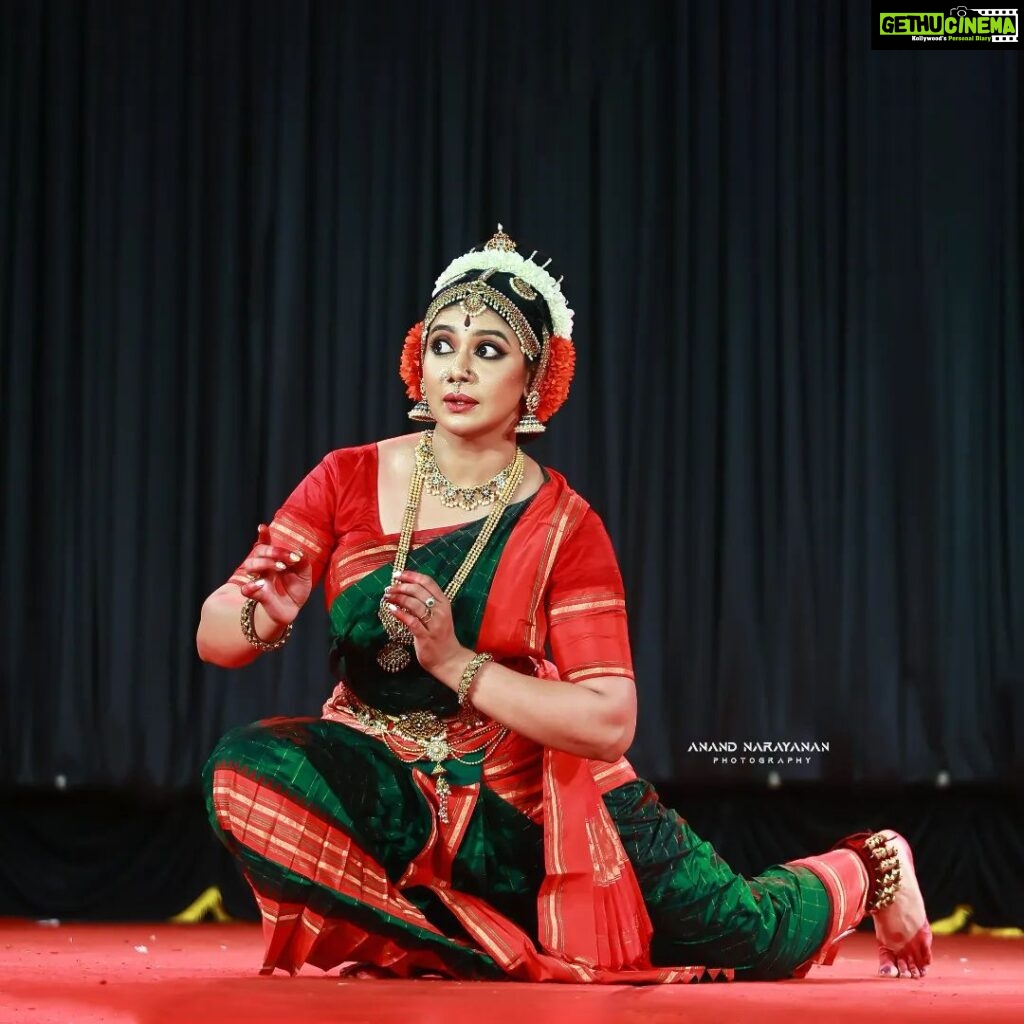 Rachana Narayanankutty Instagram - Kuchipudi Nattuvamela by @rachananarayanankutty ♥️💫 Location : Samabhavana Fest, RLV College of Fine Arts, Tripunithura Captured by : @aanand_narayan Retouch : @adarsh.k.s @indian_classical_dancers_2021 @bhavaragam @dancephotography____ @kerala_classical_dance @chilanga___lover #rachananarayanankutty #kuchipudi #classicaldance #dancersoninstagram #dancelover #dancephotography #indianart #artistsoninstagram #dancer #actress #mollywood #malayali RLV College of Music and Fine Arts