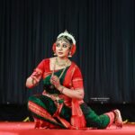 Rachana Narayanankutty Instagram - Kuchipudi Nattuvamela by @rachananarayanankutty ♥️💫 Location : Samabhavana Fest, RLV College of Fine Arts, Tripunithura Captured by : @aanand_narayan Retouch : @adarsh.k.s @indian_classical_dancers_2021 @bhavaragam @dancephotography____ @kerala_classical_dance @chilanga___lover #rachananarayanankutty #kuchipudi #classicaldance #dancersoninstagram #dancelover #dancephotography #indianart #artistsoninstagram #dancer #actress #mollywood #malayali RLV College of Music and Fine Arts