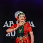 Rachana Narayanankutty Instagram - Kuchipudi Nattuvamela by @rachananarayanankutty ♥️💫 Location : Samabhavana Fest, RLV College of Fine Arts, Tripunithura Captured by : @aanand_narayan Retouch : @adarsh.k.s @indian_classical_dancers_2021 @bhavaragam @dancephotography____ @kerala_classical_dance @chilanga___lover #rachananarayanankutty #kuchipudi #classicaldance #dancersoninstagram #dancelover #dancephotography #indianart #artistsoninstagram #dancer #actress #mollywood #malayali RLV College of Music and Fine Arts