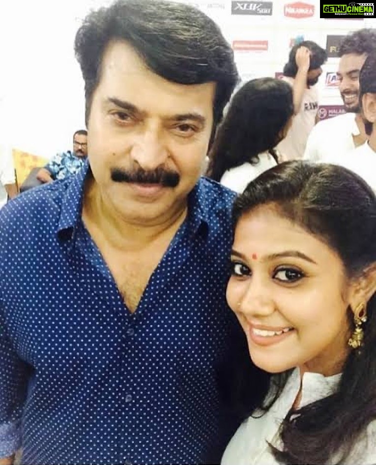 Rachana Narayanankutty Instagram - Mammootty - The Master of Camouflage in Aesthetics! ഒരു Cinematic Maestro യുടെ evolution... ആ evolution ഇപ്രകാരം ഉയർന്ന രീതിയിൽ മറ്റൊരു നടനിൽ കാണാൻ സാധിച്ചിട്ടുണ്ടോ എന്നു സംശയമാണ്. കുട്ടിക്കാലം മുതൽ കണ്ടിട്ടുള്ള മമ്മൂട്ടി ചിത്രങ്ങളുടെ ഓർമ്മകളിലൂടെ സഞ്ചരിച്ചു ഇന്നിവിടെ ആലോചിച്ചു നിൽക്കുമ്പോൾ, കഴിവിന്റെ അതിരുകളെ കാലാനുസൃതമായും, ക്രമാനുഗതവുമായും ഭേദിച്ചു കൊണ്ട്, ആ നടൻ തന്റെ കലയോട് കാണിച്ചുപോരുന്ന സമർപ്പണത്തെ ആണ് ആദ്യം കാണാൻ കഴിയുന്നത്. ഏറ്റെടുക്കുന്ന ഓരോ കഥാപാത്രങ്ങളിലും, അദ്ദേഹം ഒരു chameleon നെ പോലെ രൂപാന്തരപ്പെട്ട്, അതിനെ ആഴവും ആധികാരികതയും ഉള്ളതാക്കി മാറ്റുന്നു- The Master of Camouflage! The Master of Camouflage in the field of Aesthetics ! അഭിനയലോകത്തിന്റെ നെറുകയിൽ അൻപതിലേറെ വർഷങ്ങളായി ഇന്നും “The Big M” ആയി അദ്ദേഹം നിലനിൽക്കുന്നത്, തന്റെ കലയോടുള്ള അദ്ദേഹത്തിന്റെ അകമഴിഞ്ഞ ബഹുമാനവും പ്രതിബദ്ധതയും കൊണ്ടു മാത്രമാണ്. മമ്മൂട്ടി എന്ന അഭിനേതാവിന്റെ ക്രമാനുഗതമായ ഈ മുന്നേറ്റം, എന്നെപോലെ ഉത്സാഹികളായ, ഒരുപാടൊരുപാട് സഹൃദയരായ കാണികളുടെ ഉദയത്തിനും കാരണമാണ് എന്നുള്ളത് തന്നെയാണ്, ഒരു കലാകാരൻ എന്ന നിലയിൽ അദ്ദേഹം ചെയ്തുകൊണ്ടിരിക്കുന്ന കർമ്മത്തിന്റെ ധർമ്മം. ഇനിയും ഈ കർമ്മം തുടർന്ന് കൊണ്ടുപോകാൻ അദ്ദേഹത്തിന് അനുഗ്രഹങ്ങൾ ഉണ്ടാകട്ടെ എന്നു ആത്മാർത്ഥതയോടെ...പ്രാർത്ഥനാപൂർവ്വം ഈ പിറന്നാൾ ദിനത്തിൽ ആശംസിക്കുന്നു. കുറിപ്പ് : ഏതൊരു മലയാളിയെ പോലെ ഞാനും ഏറെ ആരാധിക്കുന്ന ഒരു അഭിനേതാവാണ് ശ്രീ മമ്മൂട്ടി. അദ്ദേഹം അഭിനയിച്ച ഒട്ടേറെ സിനിമകൾ ചെറുപ്പം തൊട്ടേ കണ്ടാസ്വദിക്കുമ്പോഴൊന്നും കരുതിയതല്ല ഈ മഹാനടനോടൊപ്പം അഭിനയിക്കാൻ സാധിക്കുമെന്നോ അദ്ദേഹത്തെ അറിയാൻ സാധിക്കുമെന്നോ,ഒന്നും! മമ്മൂട്ടി എന്ന നടനെ പറ്റിയാണ് മുമ്പേ സൂചിപ്പിച്ചതെങ്കിൽ മമ്മൂക്ക എന്ന വ്യക്തിയെ പറ്റി പരാമർശിക്കാതെ പോവാൻ സാധിക്കില്ല . ഈ അടുത്ത്, ഏറെ വിഷമം ഉണ്ടാക്കിയ ഒരു സാഹചര്യത്തിൽ, ഒരു അശരീരി പോലെ അദ്ദേഹം പറഞ്ഞ ചില വാചകങ്ങൾ എന്നെന്നും മനസ്സിൽ ഊർജ്ജം നൽകുന്ന ഒന്നാണ്. അതുമതി മമ്മൂക്ക..എന്നും ഞങ്ങളുടെ മമ്മൂക്കയായി കൂടെ ഉള്ളതിന് ഒരായിരം നന്ദി 🙏 @mammootty സ്നേഹം രചന നാരായണൻകുട്ടി