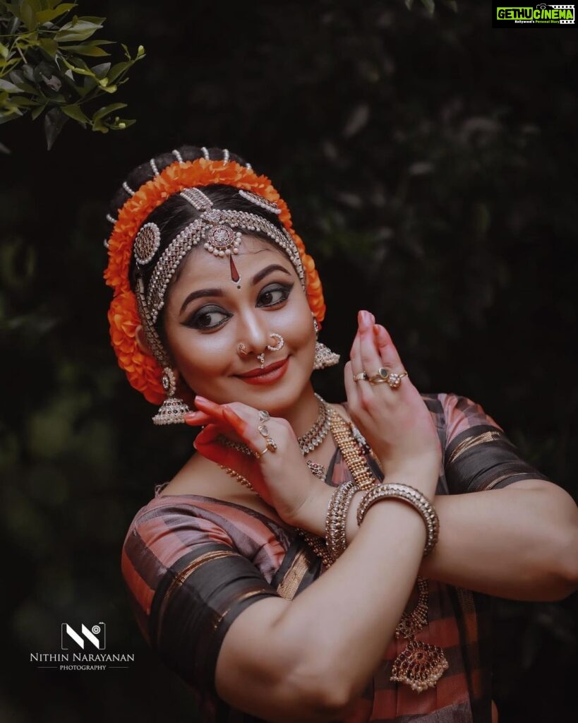Rachana Narayanankutty Instagram - यत्र नृत्यं तत्र जगत् |✨ In frame : The elegant @rachananarayanankutty Shot by : @nithinnarayanan_ For more queries : 📞 8943066969 #dancersofinstagram #indianclassicalmusic #indianclassicaldancers #bharathanatyam #mohiniyattam #kuchupudi #instagram #instadaily