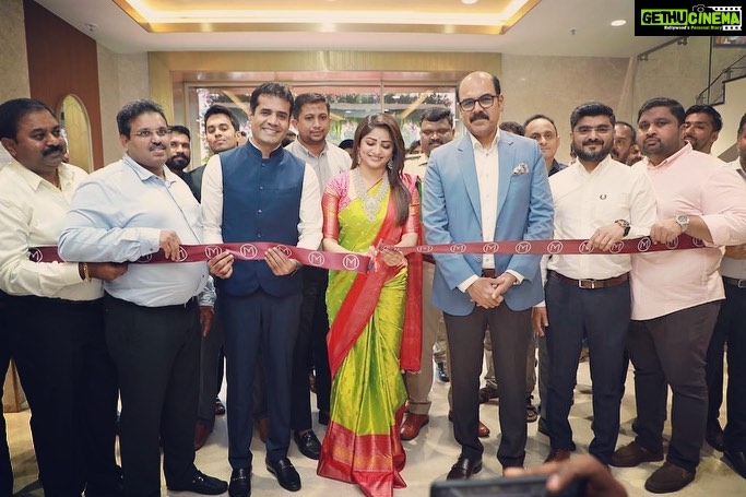 Rachita Ram Instagram - Malabar gold and diamonds in RR nagar showroom is the 15th showroom in Bangalore and the 32nd showroom in karnataka. Malabar Gold & Diamonds is the 6th largest jewelery brand in the world/globally., With 320 stores in 11 countries. Most trusted Indian jeweller. I am happy that they have opened this new showroom at RR nagar. Its a beautiful showroom. Good collections for Bridal and for everyday wear also. Happy to know that 5% of their sales profit is dedicated to CSr initiatives. Currently they are supplying 4000 good kits in karnataka as a part of Hunger free initiative. Thank you for inviting me for this grand launch!☺️🫰🏻 @malabargoldanddiamonds