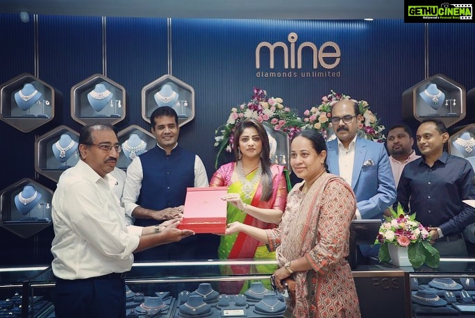 Rachita Ram Instagram - Malabar gold and diamonds in RR nagar showroom is the 15th showroom in Bangalore and the 32nd showroom in karnataka. Malabar Gold & Diamonds is the 6th largest jewelery brand in the world/globally., With 320 stores in 11 countries. Most trusted Indian jeweller. I am happy that they have opened this new showroom at RR nagar. Its a beautiful showroom. Good collections for Bridal and for everyday wear also. Happy to know that 5% of their sales profit is dedicated to CSr initiatives. Currently they are supplying 4000 good kits in karnataka as a part of Hunger free initiative. Thank you for inviting me for this grand launch!☺️🫰🏻 @malabargoldanddiamonds