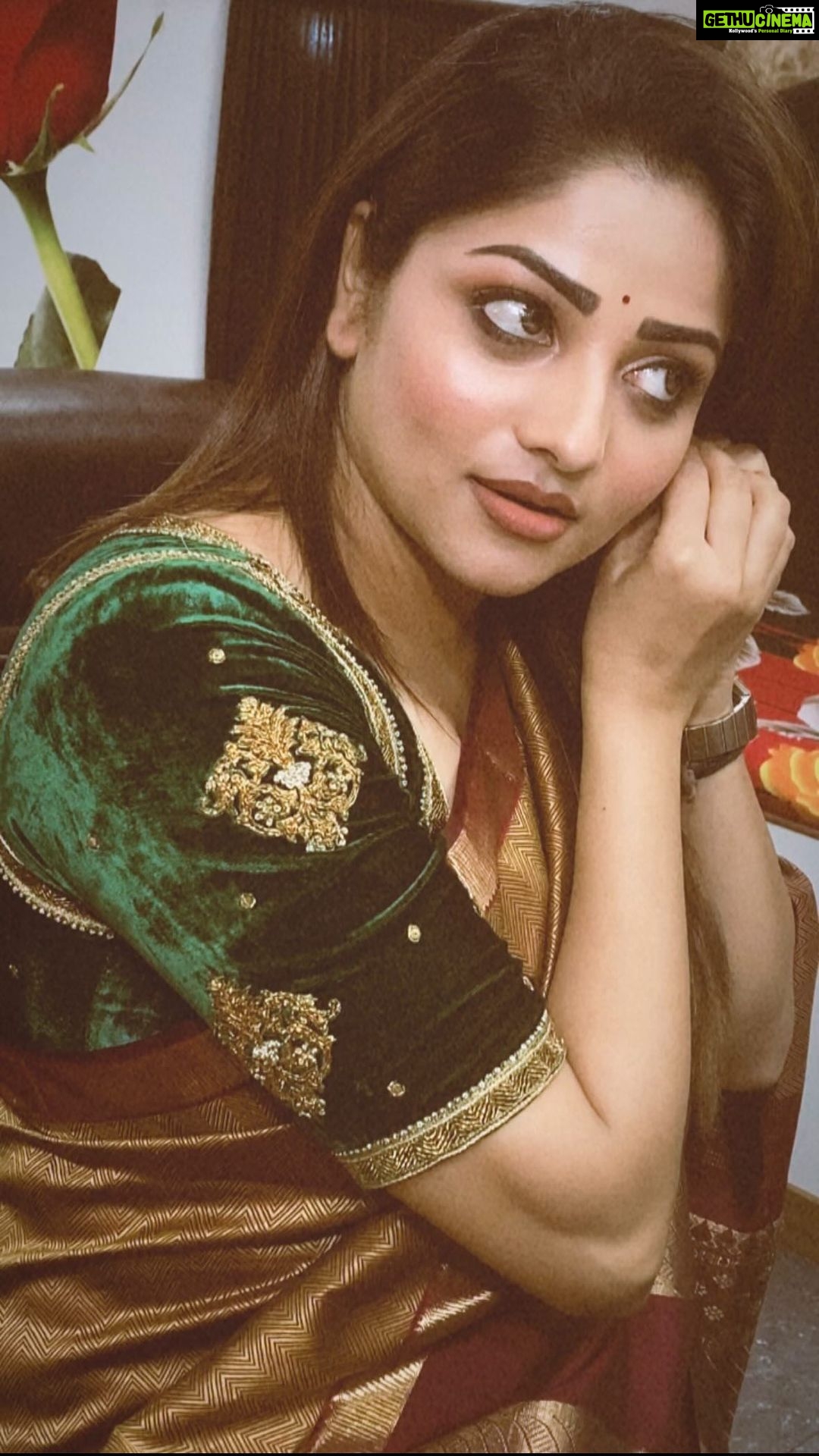 Rachita Ram - 171.7K Likes - My way of getting ready!✨
H & M @paramesh_hairstylist @nageshmakeover09
Stylist @varshini_janakiram @limitless_legend
🎥 @cgowdasandhya