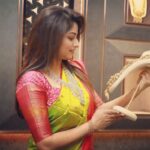 Rachita Ram Instagram - Malabar gold and diamonds in RR nagar showroom is the 15th showroom in Bangalore and the 32nd showroom in karnataka. Malabar Gold & Diamonds is the 6th largest jewelery brand in the world/globally., With 320 stores in 11 countries. Most trusted Indian jeweller. I am happy that they have opened this new showroom at RR nagar. Its a beautiful showroom. Good collections for Bridal and for everyday wear also. Happy to know that 5% of their sales profit is dedicated to CSr initiatives. Currently they are supplying 4000 good kits in karnataka as a part of Hunger free initiative. Thank you for inviting me for this grand launch!☺️🫰🏻 @malabargoldanddiamonds