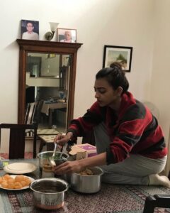 Radhika Apte Instagram - #throwback Me and favourite food 😬😬 #climbanywhereforfood #indulgence #irresistible #hedonist #panipuriisdivine and so is #cakeanycake #wheninpune #home♥️