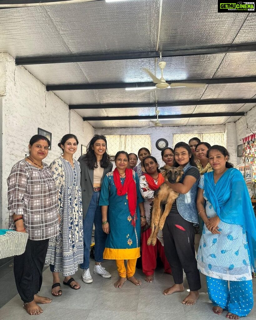 Radhika Apte Instagram - Always makes me so happy to visit @purkalstreeshakti ♥️ Thank you for having me again and for the beautiful baby quilt #notmybaby #lumilicious #supportsmallbusiness #woemnempowerment #beautifulquilts #handwoven