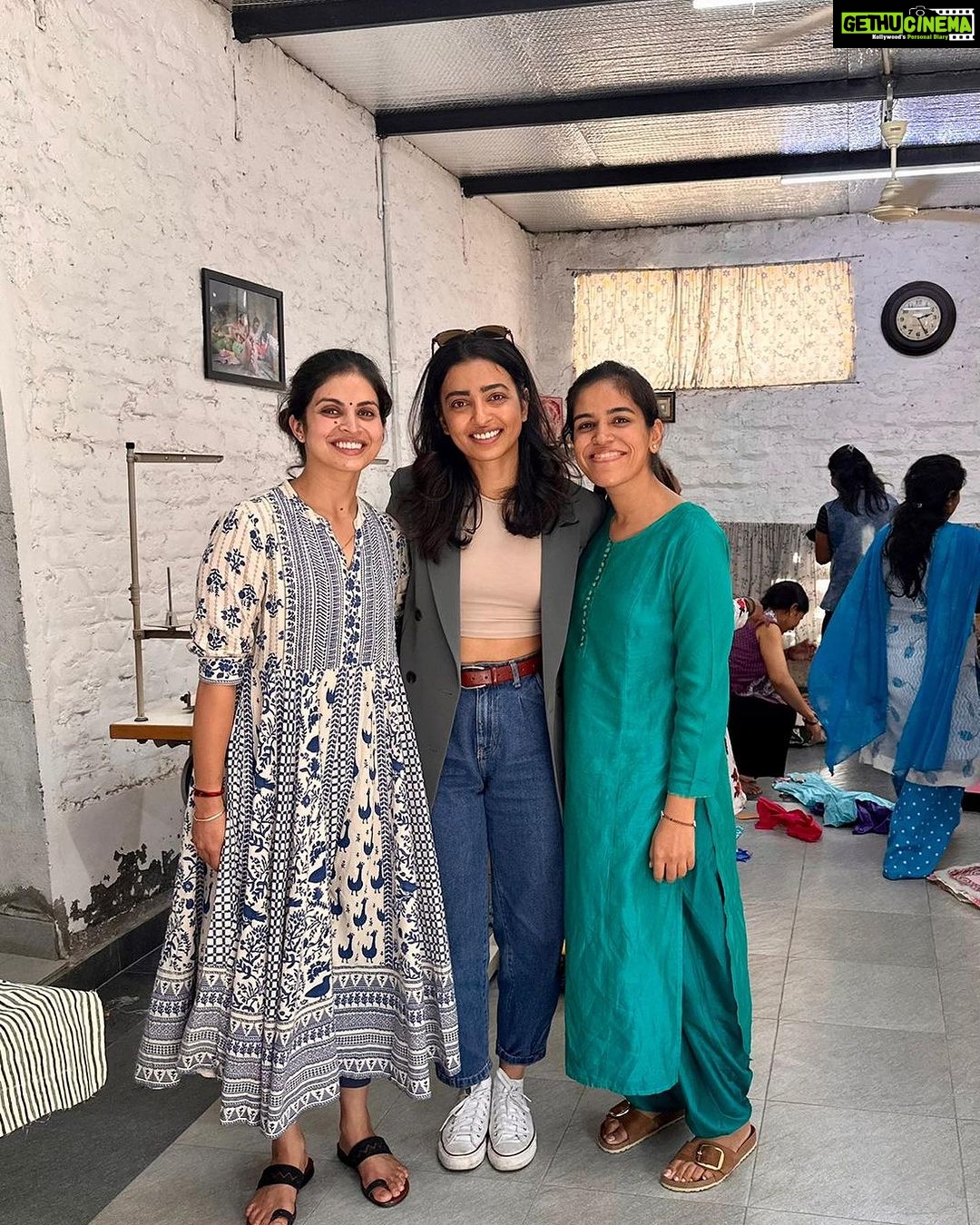 Radhika Apte Instagram - Always makes me so happy to visit @purkalstreeshakti ♥️ Thank you for having me again and for the beautiful baby quilt #notmybaby #lumilicious #supportsmallbusiness #woemnempowerment #beautifulquilts #handwoven