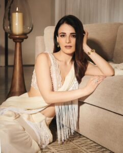 Radhika Madan Instagram - ये शाम ढल तो ले ज़रा . . .🤍