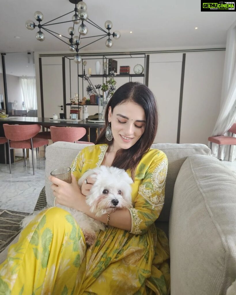 Radhika Madan Instagram - Bombay ki baarish, ghar ki adrak waali chai aur sukoon.♥️🐶