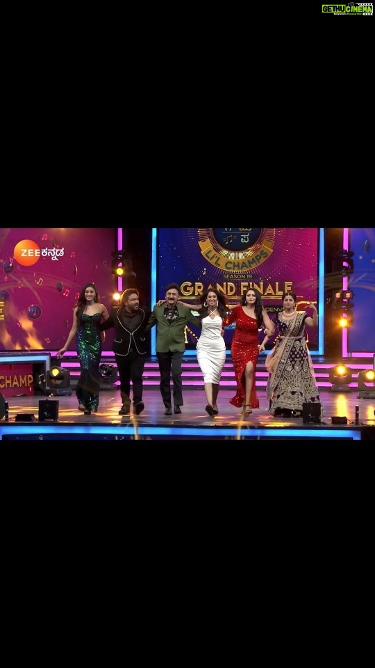 Radhika Narayan Instagram - Shivaji Surathkal team at the Grand Finale of Sa Re Ga Ma Pa Lil Champions on @zeekannada ! Tonight at 6.30pm! Wardrobe for Shivaji's Ladies: @laxmikrishnaofficial @ramesh.aravind.official @meghanagaonkar @iamsangeethasringeri @akashsrivatsa @anupgowdaproducer