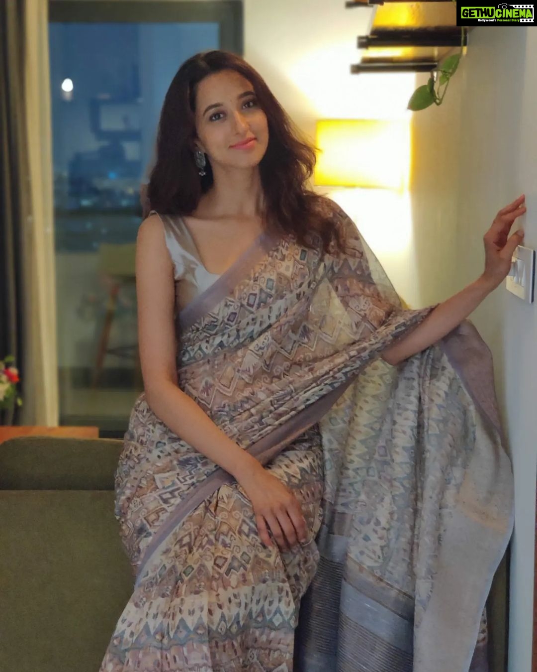 Radhika Narayan Instagram - Wanna throw a caption at her? #captionthis #pranamemoirs Blouse: @studiorainn_in