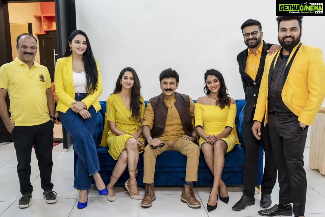 Radhika Narayan Instagram - Warming it up with yellow!! Squad Shivaji Suratkal at the promotions of #ShivajiSurathkal2 #aboutlastevening #april14threlease @ramesh.aravind.official @akashsrivatsa @anupgowdaproducer @meghanagaonkar @iamsangeethasringeri @kirikpartyraaghu