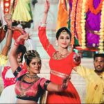 Radhika Narayan Instagram - When you dance your earring out!! 😉 - At the inaugural function of Bangalore International Film Festival @biffesblr 2023 yesterday. Feel extremely privileged to be part of this prestigious event and to be presenting my most revered dance form #Kathak at Vidhan Soudha @vidhansoudha . Choreography by the amazing master @prem_master2 . With my partner-in-crime @lasyanagraj PC: @kushal_raj_cinematics Vidhan Soudha State Legislative Assembly Building Bangulore
