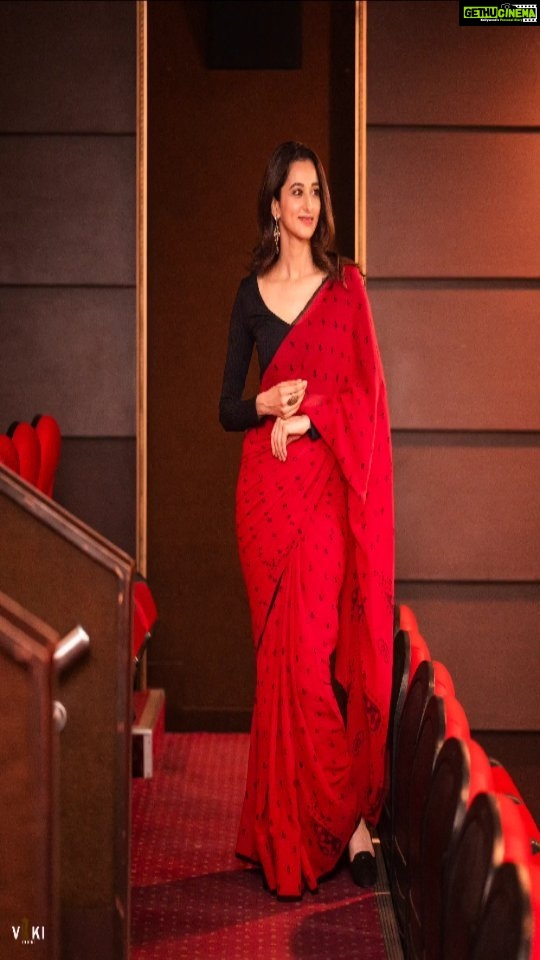 Radhika Narayan Instagram - Cos Red Saree is therapy! 😃❤️ PC: @vikasphotofactory SRV Theater