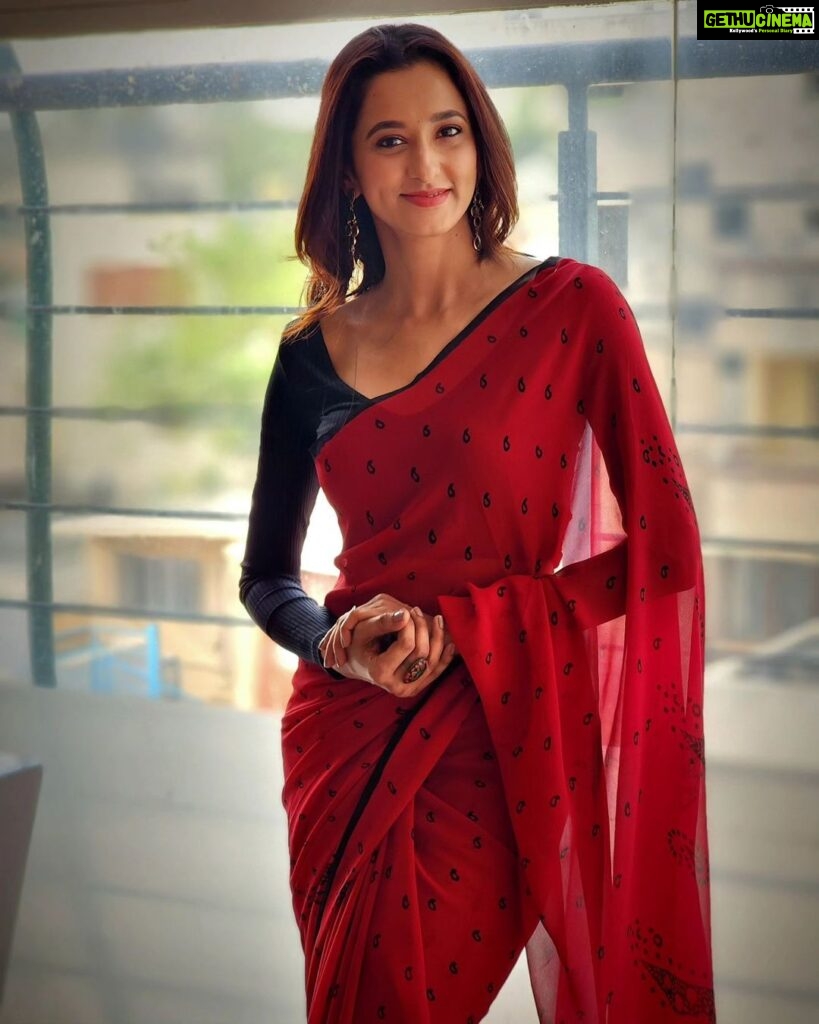 Radhika Narayan Instagram - Here's the code word - Red! 😉❤️ PC: the dashing @vinayakjoshelay Saree: @vennela.boutique